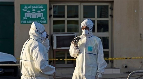 عاملان صحيان أمام مركز حجر صحي بالبحرين (أرشيف)