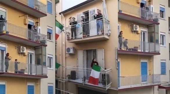 إيطاليون لزموا منازلهم للوقاية من كورونا يغنون على الشرفات (أرشيف)