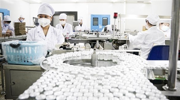 عاملات في مصنع أدوية صيني (أرشيف)
