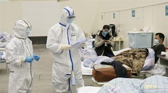 أطباء صينيون يراقبون حالة مصابين بكورونا (أرشيف)