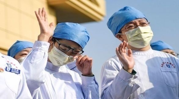 أطباء صينيون يحتفلون بإقفال آخر مستشفى لفيروس كورونا (ميرور)