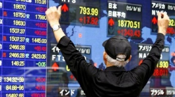 متعامل أمام شاشة تعرض الأسهم في بورصة طوكيو (أرشيف)
