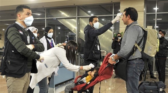 فحوصات للكشف عن فيروس كورونا في أحد المطارات المصرية (أرشيف)