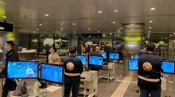 موظفون يراقبون مسافرين في مطار الدوحة (أرشيف)
