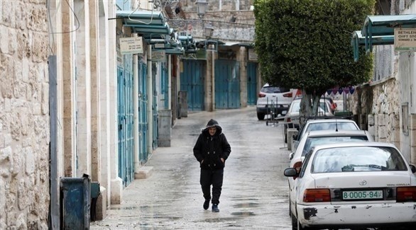 شخص يمر في شوارع فلسطين (أرشيف)