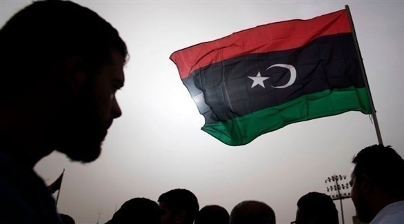 متظاهر يحمل العلم الليبي (أرشيف)