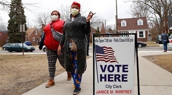 شخصان يتجهان إلى مركز للتصويت (أرشيف)