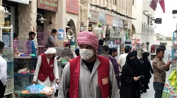 عمال يرتدون الكمامات في سوق الواقف في الدوحة (أرشيف / رويترز)