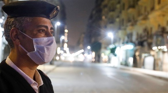 شرطي يرتدي كمامة في مصر (رويترز)