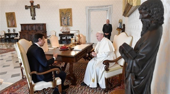 البابا أثناء استقباله جوزيبي كونتي(الفاتيكان)