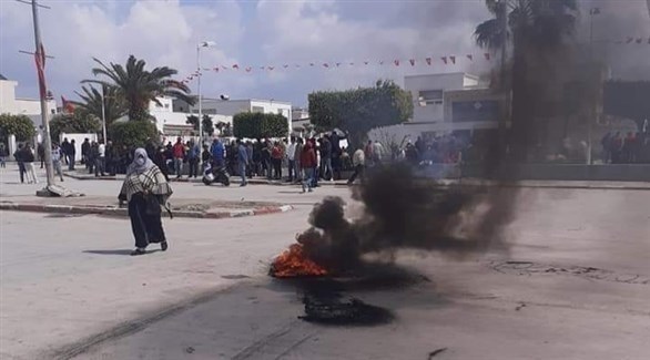 عمليات قطع الطرق بالإطارات المشتعلة في تونس (تويتر)