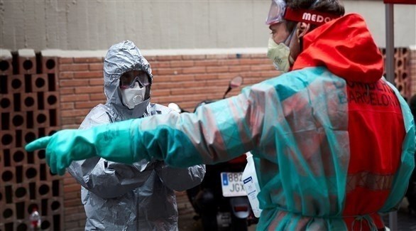 عمال فيمجال الصحة يستعدون لتعقيم الأماكن في برشلونة (اي بي ايه)