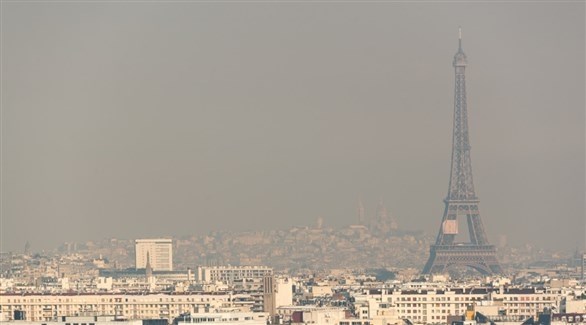 برج إيفل في باريس وسط غيمة دخانية بسبب التلوث (أرشيف)