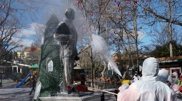 عامل تركي يُعقم ساحة في إسطنبول (أرشيف)