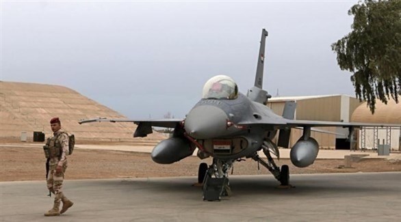 جندي عراقي أمام طائرة حربية (أرشيف)