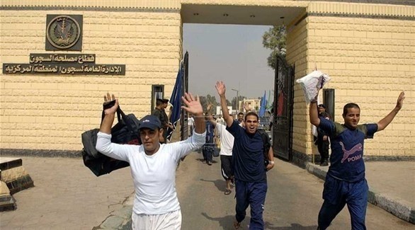سجناء يخرجون من أحد السجون في تونس (أرشيف)