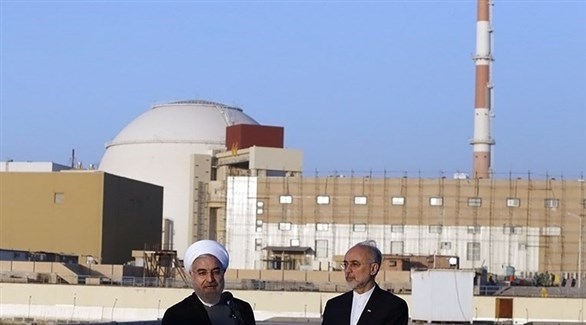 الرئيس الإيراني حسن روحاني أمام مفاعل بوشهر النووي (أرشيف)