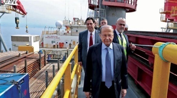 الرئيس اللبناني ميشال عون يرافقه رئيس الحكومة حسان دياب في الباخرة «تنغستن إكسبلورر» التي ستتولى حفر البئر النفطية.(أرشيف)