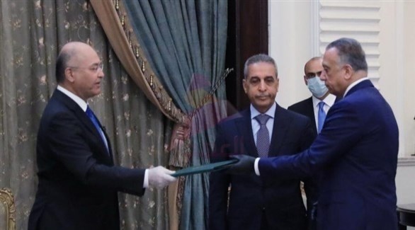 مصطفى الكاظمي يتسلم التكليف بتشكيل الحكومة من الرئيس العراقي برهم صالح (أرشيف)