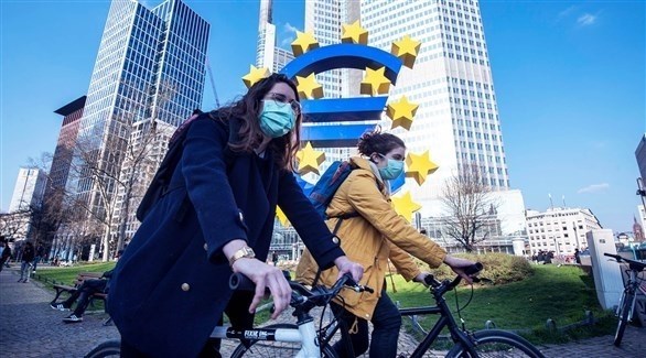 ألمانيتان على دراجتين أمام مقر البنك المركزي الأوروبي في فرانكفورت (أرشيف)