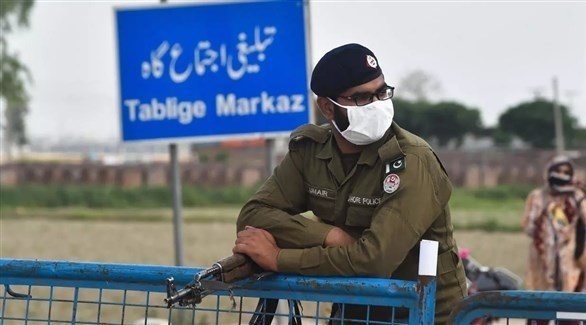 جندي باكستاني يض كمامة للوقاية من فيروس كورونا (أرشيف)