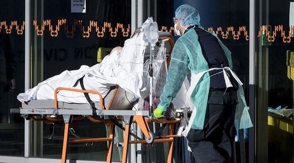 مسعف ينقل مصاباً بكورونا في أحد مستشفيات أمستردام (أرشيف)