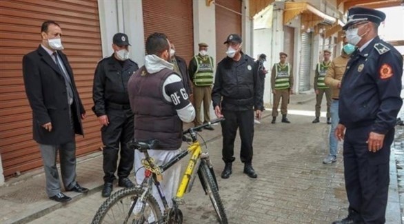 عناصر من الشرطة المغربية مع منتهك للحجر الصحي في الدار البيضاء (أرشيف)