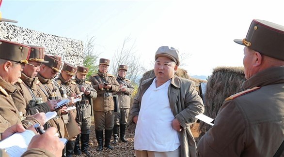 الزعيم الكوري الشمالي كيم جونغ أون يشرف على تدريب عسكري (أرشيف)