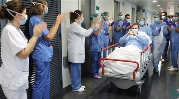 أطباء وممرضون يصفقون لمتعافٍ من كورونا في مستشفى إسباني (بوبليكو)