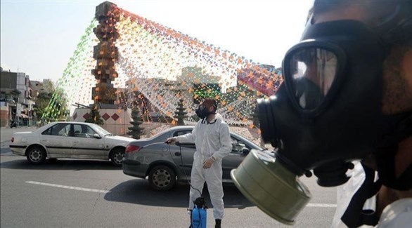 إيرانيان يُعقمان شارعاً في طهران (أرشيف)