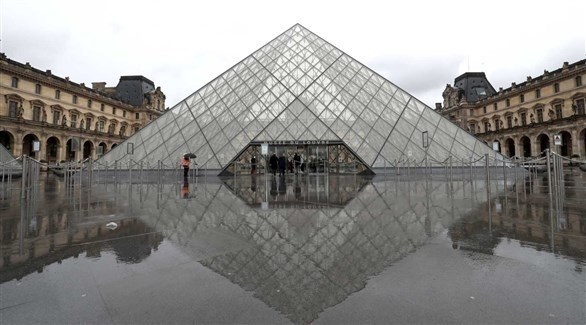 هرم متحف اللوفر في باريس (ترافيل آند لوجور)