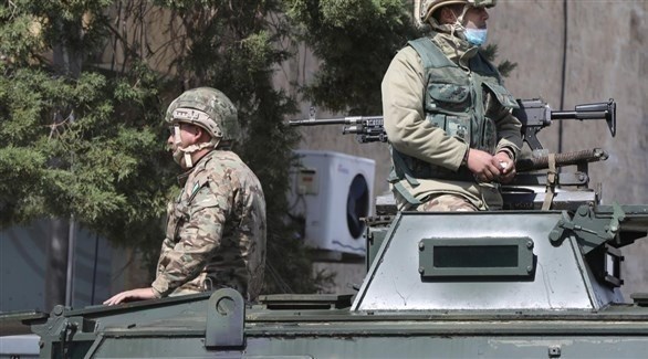 عنصران من الجيش الأردني يراقبان أمر حظر التجوال (أرشيف)
