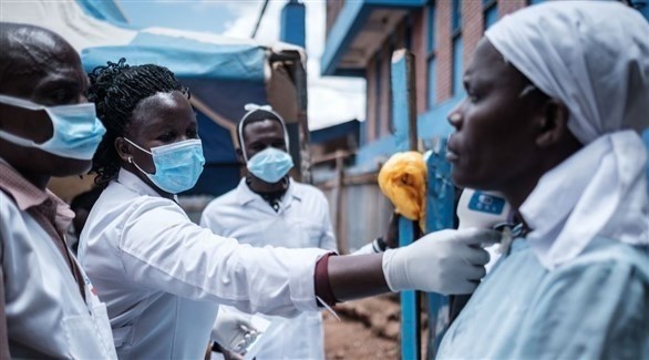 عاملون في قطاع الصحة يفحصون عدداً من الأفارقة لاختبار كورونا (أرشيف)