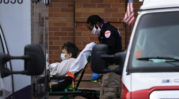مسعف أمريكي ينقل مصابة بكورونا إلى المستشفى (غيتي)