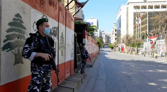عنصرا أمن في أحد شوارع بيروت المقفرة (أرشيف)