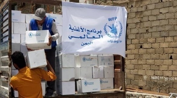 يمنيان يفرغان شحنة مساعدات من برنامج الأغذية العالمي (أرشيف)