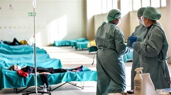 أطباء في مستشفى ميداني لمعالجة المصابين بكورونا (أرشيف)