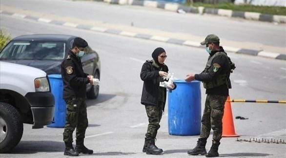 رجال أمن فلسطينيين يراقبون حركة السير في ظل حظر التجوال (أرشيف)