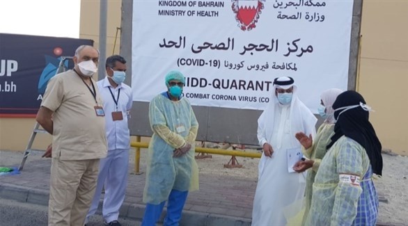 عاملون في القطاع الصحي أمام مركز فحص بحريني (أرشيف)