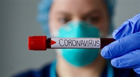 طبيبة تحمل عينة دم ملوثة بفيروس كورونا (أرشيف)