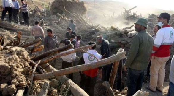 مسعفون ومنقذون في إيران بين أنقاض مبانٍ هدمها زلزال سابق (أرشيف)