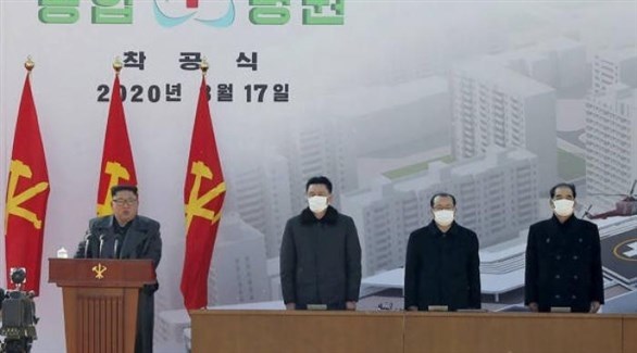 كيم جونغ أون مع مسؤولين كوريين شماليين في صورة حديثة (أرشيف)