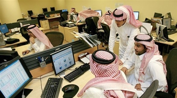 موظفون داخل إحدى الدوائر السعودية (أرشيف)