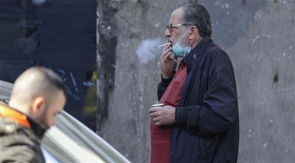 مُسن يدخن في شارع (أرشيف) 
