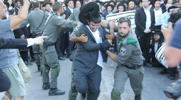 عناصر من الشرطة الإسرائيلية في مواجهة سابقى مع متشددين يهود في بني براق (أرشيف)