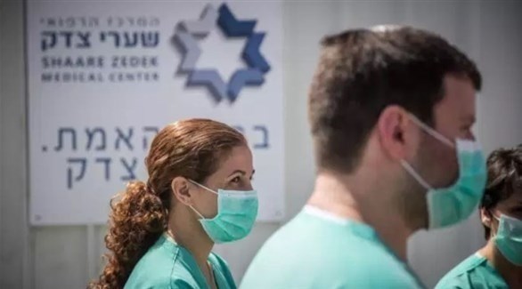 عاملون في قسم الحجر بمستشفى في القدس (لوموند)