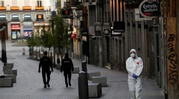 شخص يرتدي الملابس الوافية في شوارع اسبانيا (أرشيف)