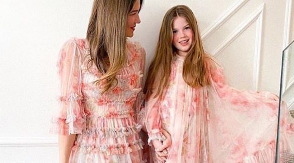 المدونة فلافيا شتوتغن وابنتها بفستانين متطابقين (ديلي ميل)