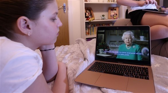 بريطانية تتابع كلمة الملكة على الكومبيوتر (رويترز)
