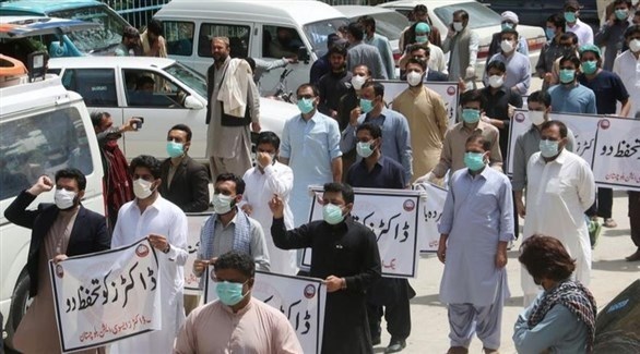 أطباء باكستانيون يحتجون على نقص المعدات لمكافحة فيروس كورونا (رويترز)